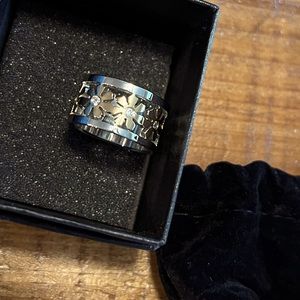 NIB - stainless steel flower ring